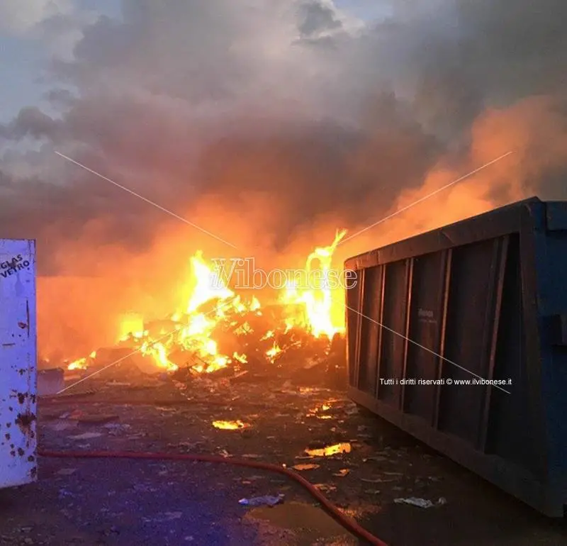 Incendio a Mileto in una discarica fra Comparni e San Giovanni
