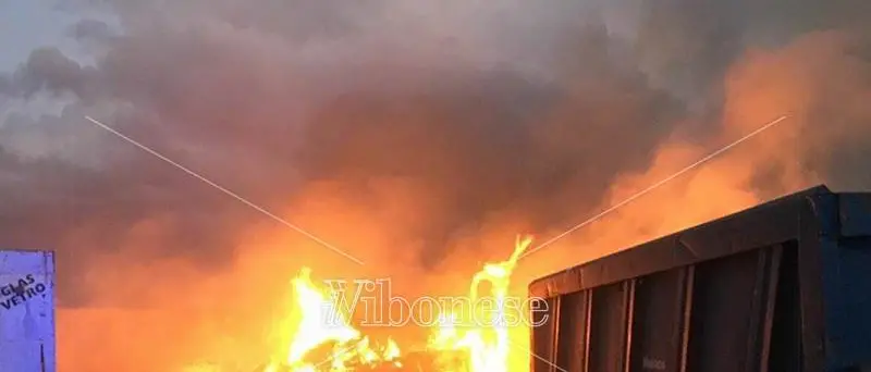 Incendio a Mileto in una discarica fra Comparni e San Giovanni