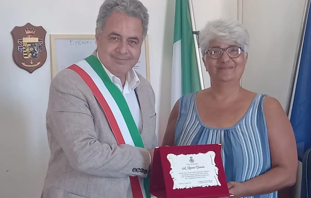 Nicotera, riconoscimento per l'infermiera che va in pensione: «Punto di riferimento per la comunità»