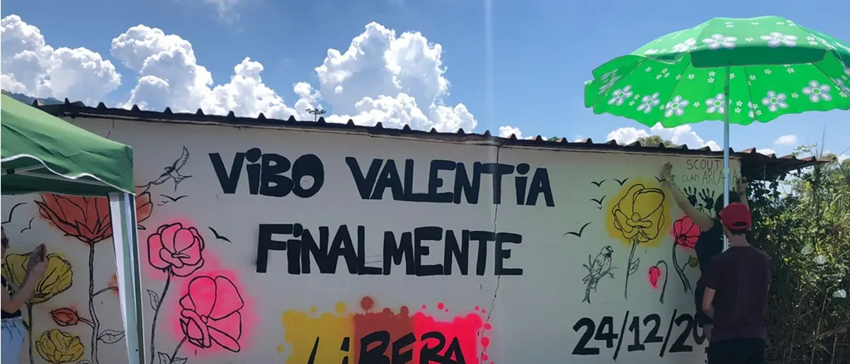 Vibo Marina, i ragazzi di Libera ridipingono il murales deturpato: «È ancora più bello» -Video