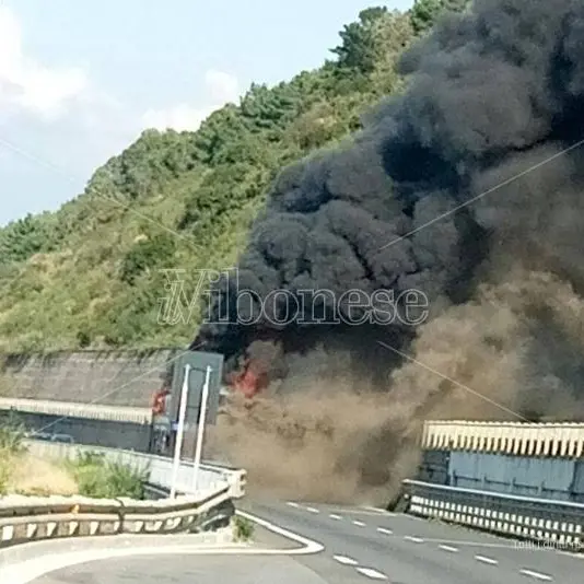 Autobus in fiamme sull’A2, la testimonianza shock: «Vivi per miracolo, ma abbiamo perso tutto» (VIDEO)