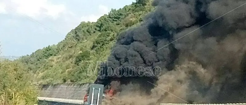 Autobus in fiamme sull’A2, la testimonianza shock: «Vivi per miracolo, ma abbiamo perso tutto» (VIDEO)