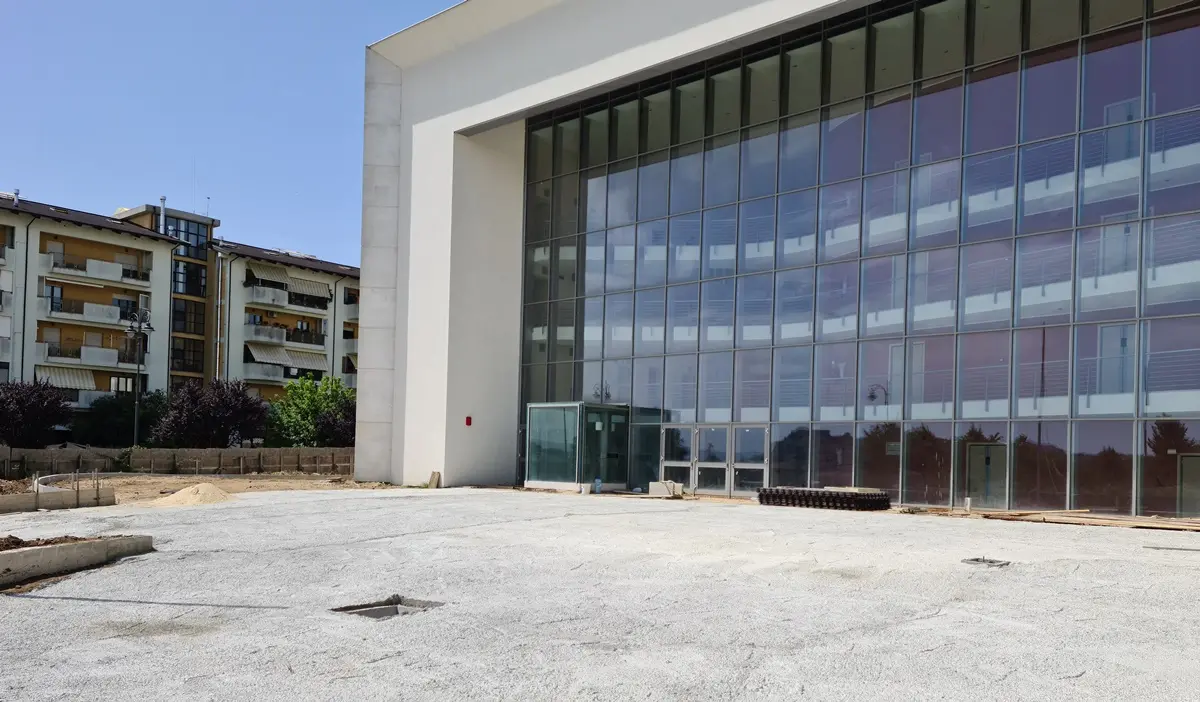 Nuovo teatro di Vibo, al via la sistemazione delle aree esterne a verde e la pulizia dei locali interni