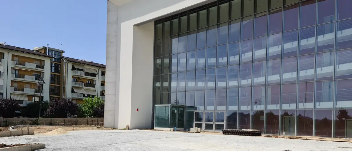 Nuovo teatro di Vibo, al via la sistemazione delle aree esterne a verde e la pulizia dei locali interni