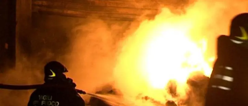 Vasto incendio distrugge casolare agricolo nelle Preserre