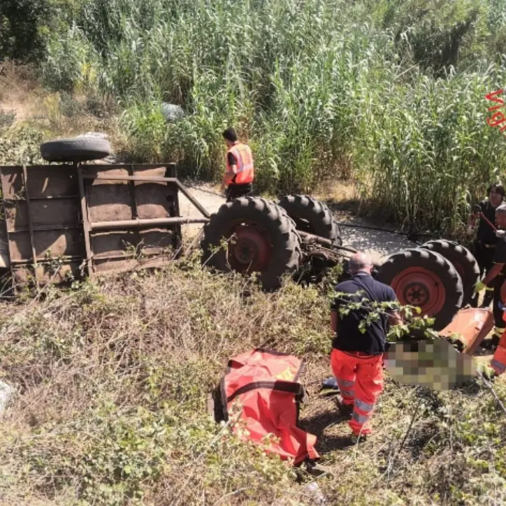 Tragico incidente nel Reggino, si ribalta con il trattore: muore un giovane