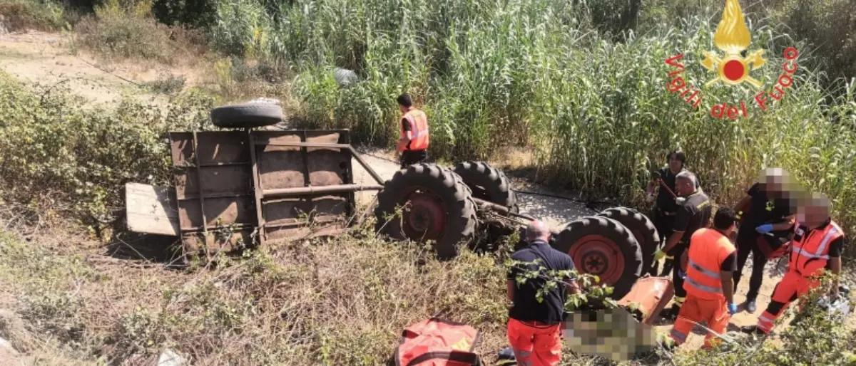 Tragico incidente nel Reggino, si ribalta con il trattore: muore un giovane