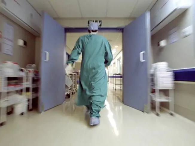 Medici cubani, l’Asp di Vibo rinnova 10 contratti per altri 6 mesi: 450mila euro per garantire la copertura di reparti e servizi