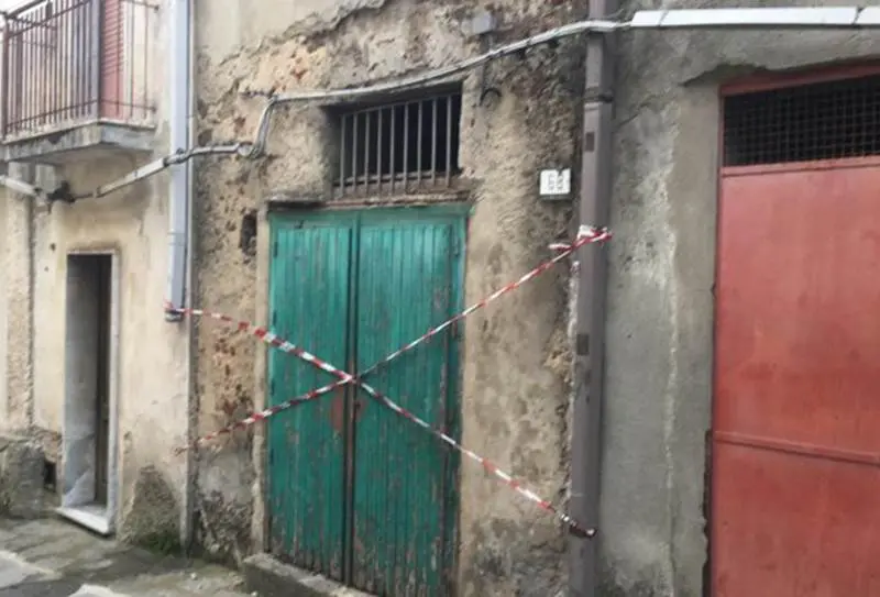 Cede il pavimento di casa, grave un’anziana nel Vibonese