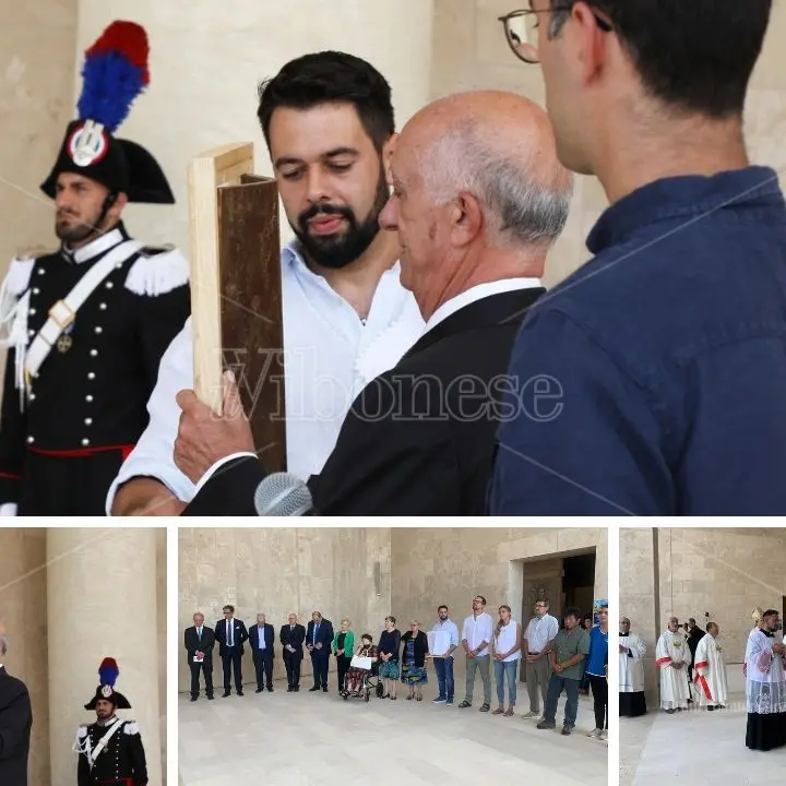 Chiesa Paravati, al vescovo la miniatura del portale realizzata dallo scultore Colloca
