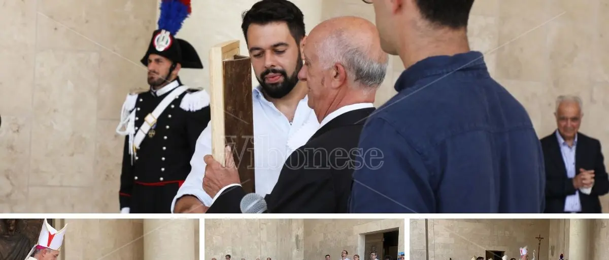 Chiesa Paravati, al vescovo la miniatura del portale realizzata dallo scultore Colloca