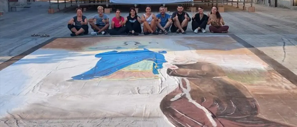 Pizzoni: giovani realizzano tela gigante raffigurante la Madonna delle Grazie e San Pio