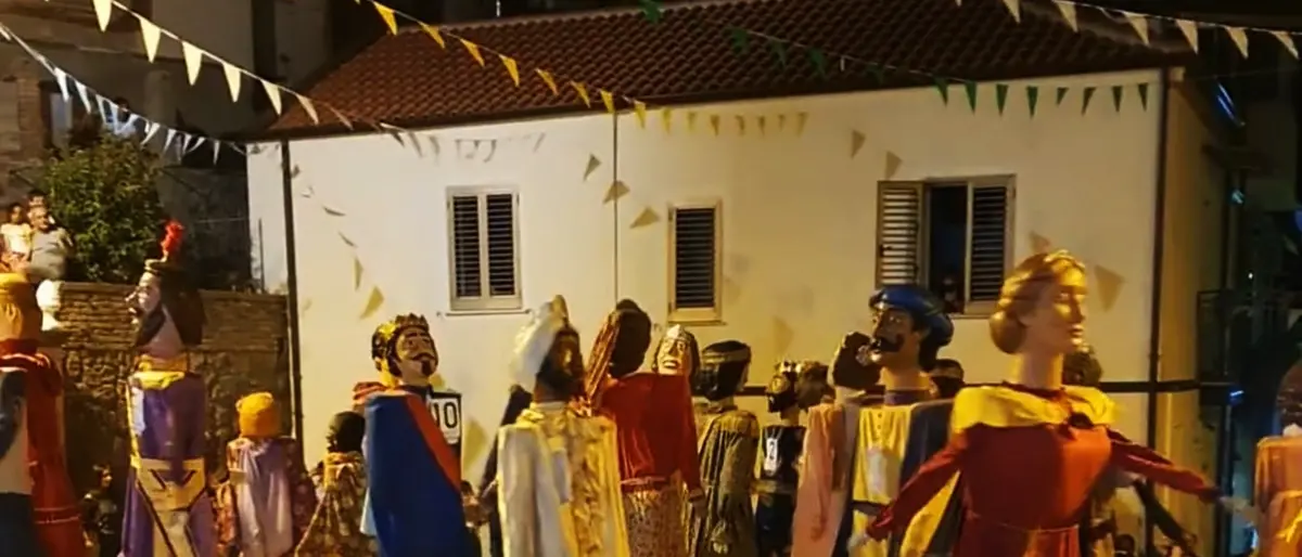 Successo a Comerconi per il raduno dei Giganti: 15 coppie di Mata e Grifone incantano grandi e piccini