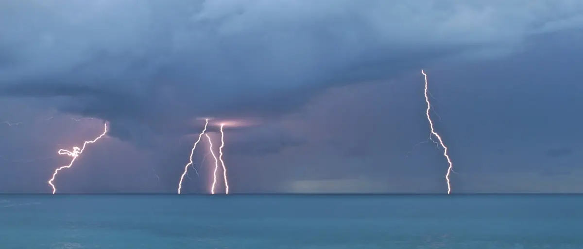 Famiglia colpita da un fulmine sulla spiaggia in Calabria, tutti ricoverati: grave il papà
