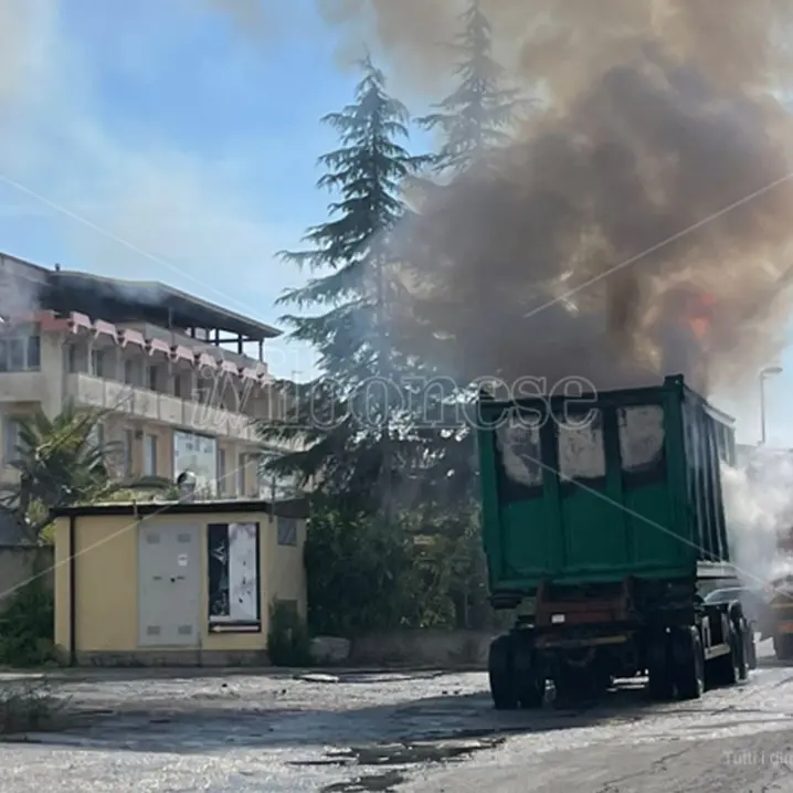 Vibo Valentia: autocompattatore in fiamme sulla Ss18, traffico in tilt