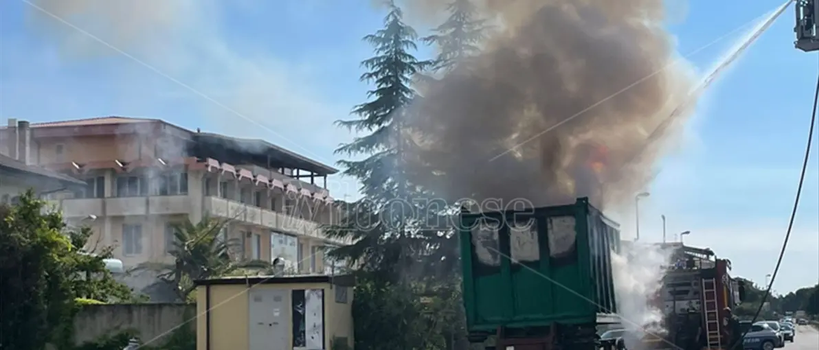 Vibo Valentia: autocompattatore in fiamme sulla Ss18, traffico in tilt