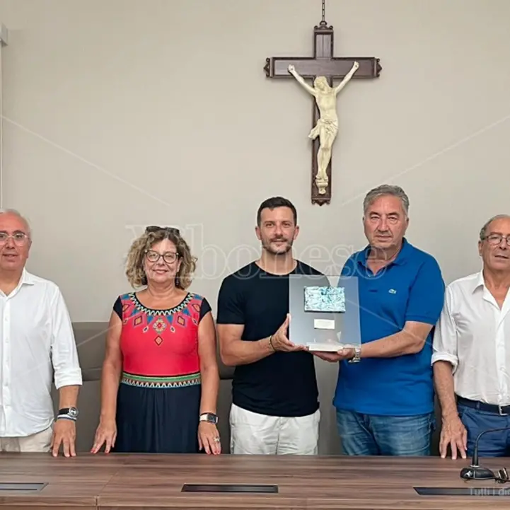 Pizzo: il sindaco conferisce una targa di riconoscimento all'artista Giuseppe Lo Schiavo