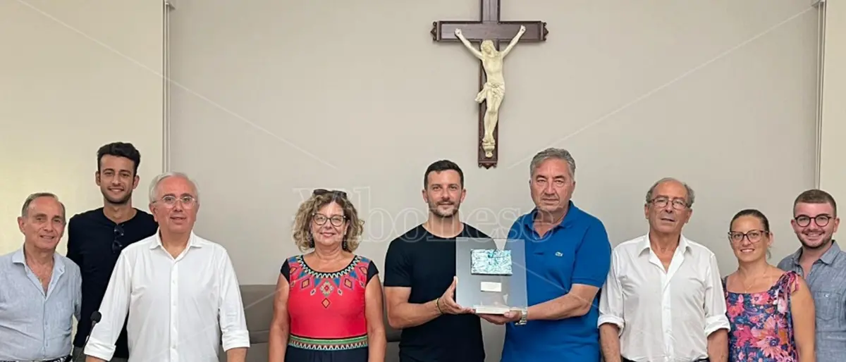Pizzo: il sindaco conferisce una targa di riconoscimento all'artista Giuseppe Lo Schiavo