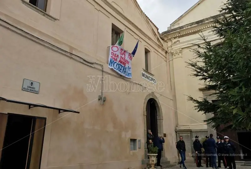 “Impegni disattesi”, a Nicotera i cittadini occupano nuovamente il Municipio