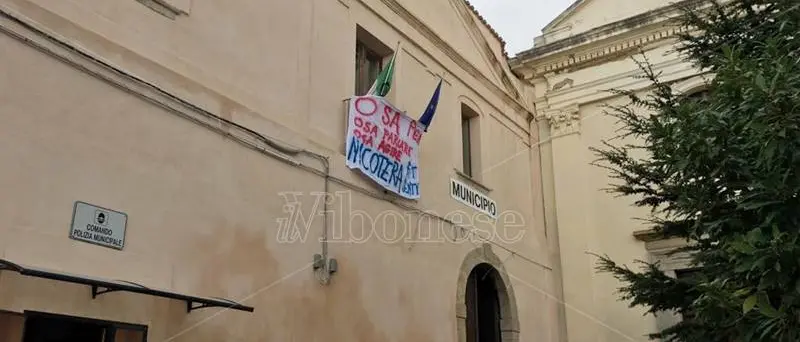 “Impegni disattesi”, a Nicotera i cittadini occupano nuovamente il Municipio
