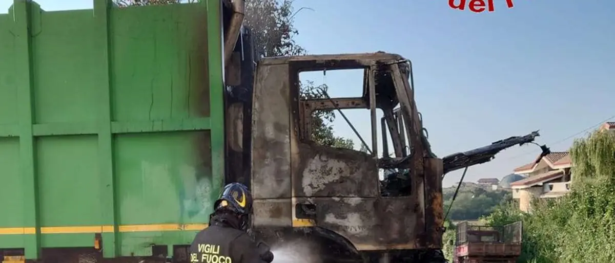 Autocompattatore travolto dalle fiamme nel Vibonese: malore per il conducente