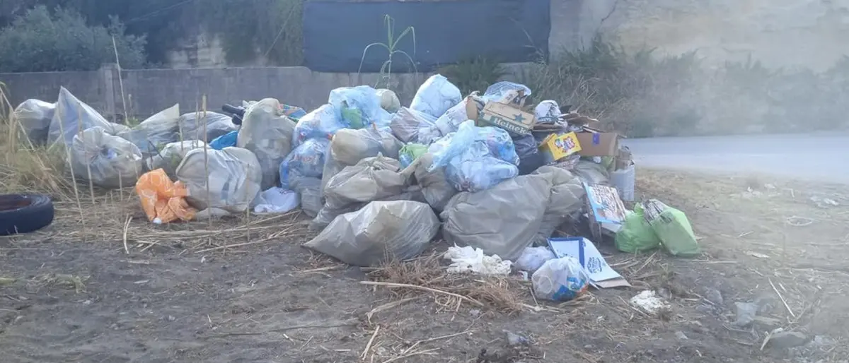 Pizzo, spiagge sporche dopo i falò di San Lorenzo: il Comune corre ai ripari