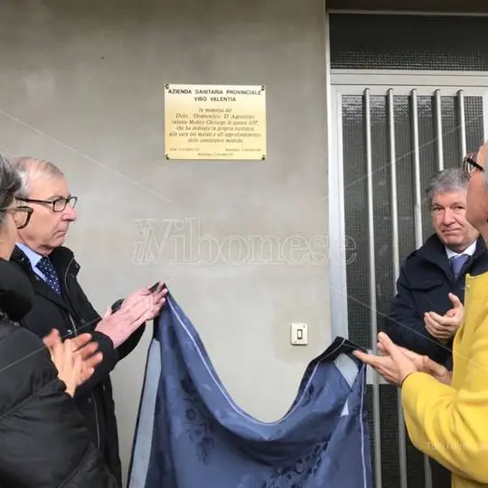 Morì in servizio a Nardodipace, scoperta una targa in ricordo del dottor D’Agostino (VIDEO)