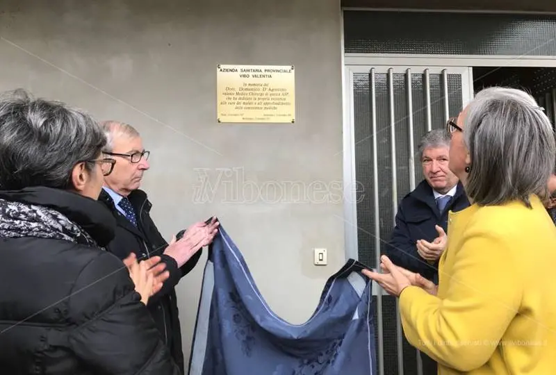 Morì in servizio a Nardodipace, scoperta una targa in ricordo del dottor D’Agostino (VIDEO)