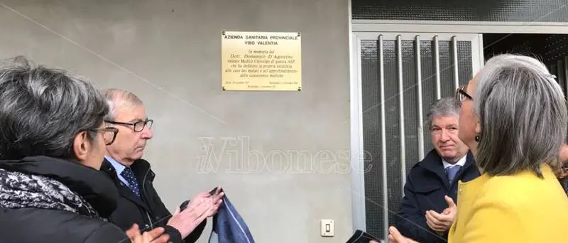 Morì in servizio a Nardodipace, scoperta una targa in ricordo del dottor D’Agostino (VIDEO)