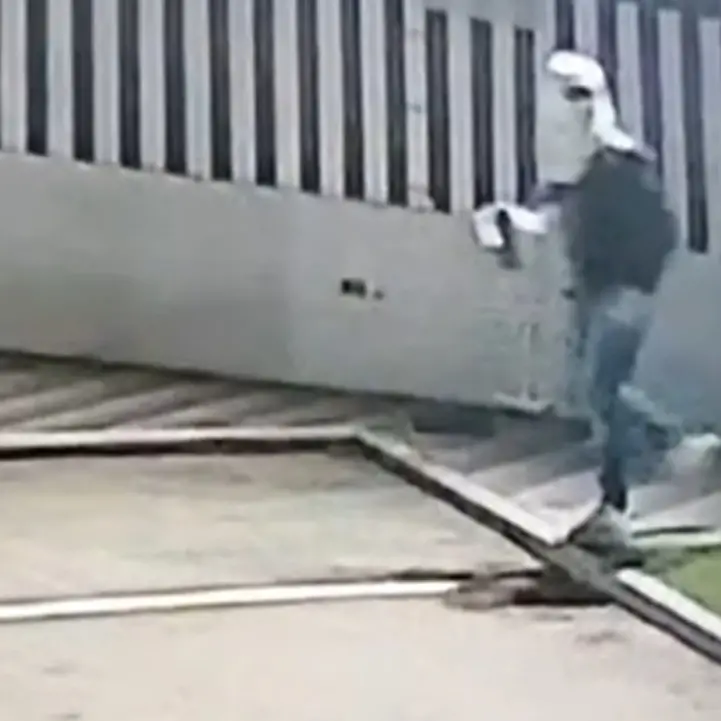 Bomba esplode davanti a concessionaria d’auto a Rende -Video