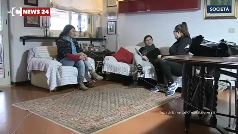 Pizzo, la casa è tra i beni pignorati all’ex marito: famiglia sfrattata (VIDEO)