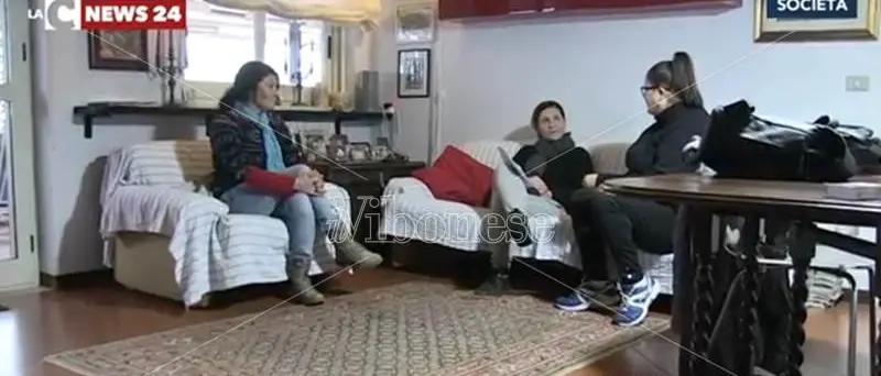 Pizzo, la casa è tra i beni pignorati all’ex marito: famiglia sfrattata (VIDEO)