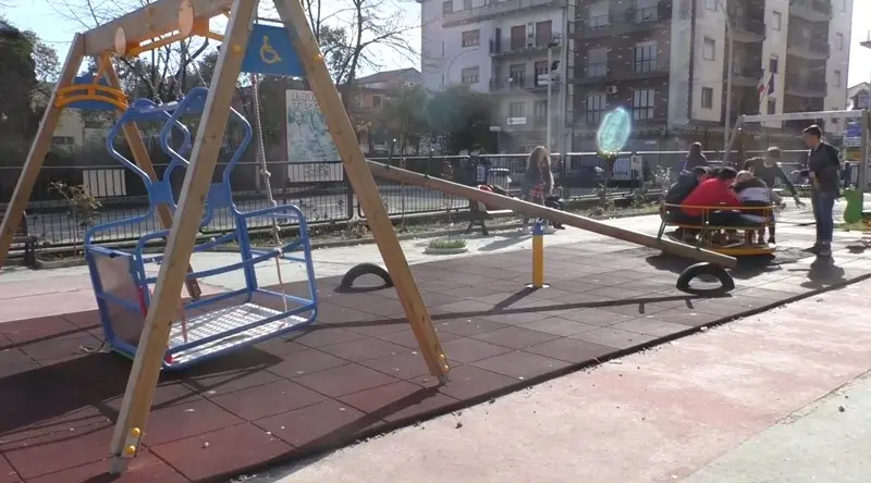 Vibo, l’altalena spezza-gambe terrore dei giardinetti di piazza Annarumma (VIDEO)