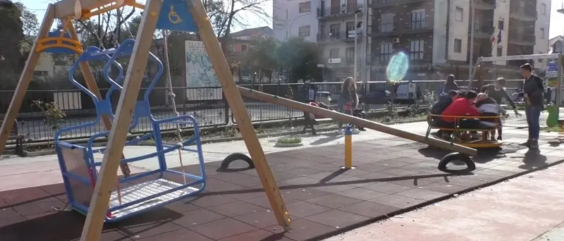 Vibo, l’altalena spezza-gambe terrore dei giardinetti di piazza Annarumma (VIDEO)