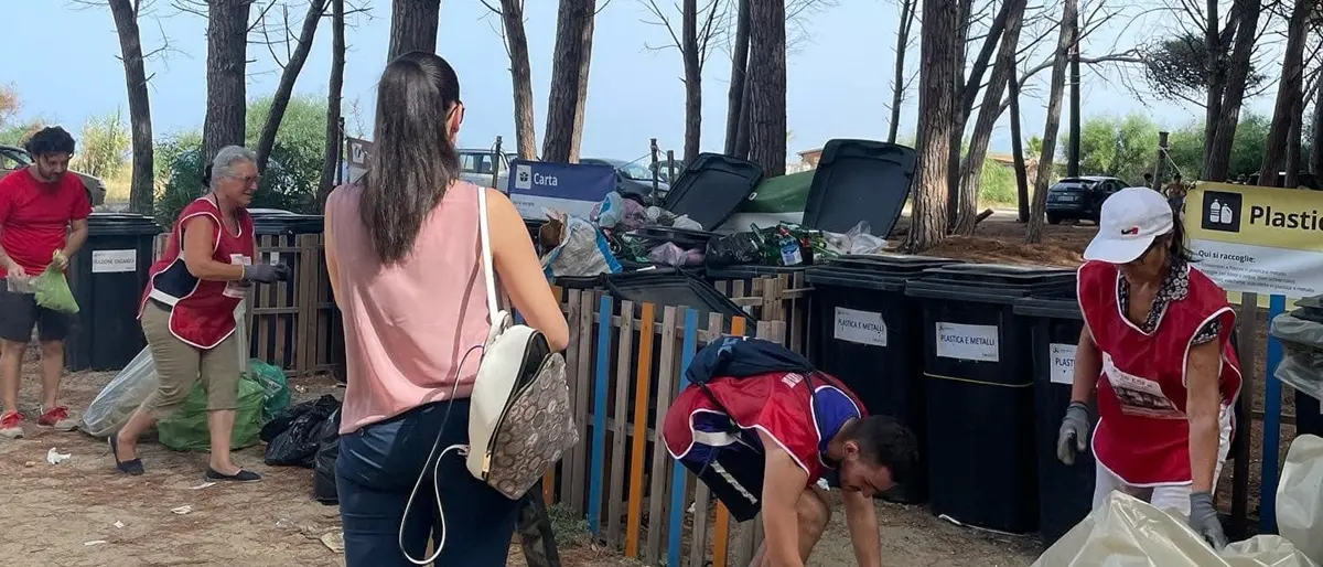 Pizzo, i volontari ripuliscono la pineta di Colamaio I: con loro anche il sindaco Pititto