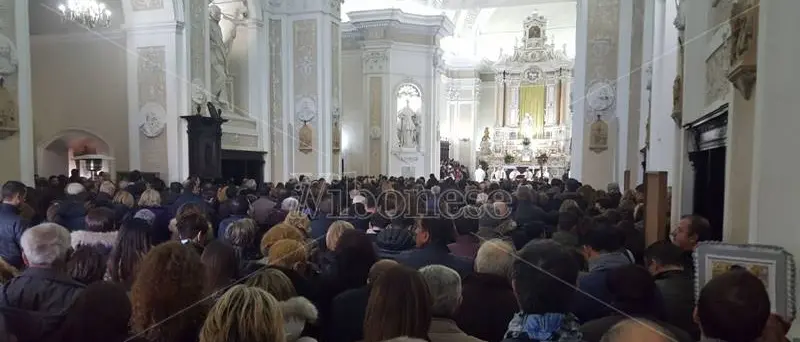 Migliaia di persone al funerale di Gabriella in un clima di dolore e incredulità (VIDEO)