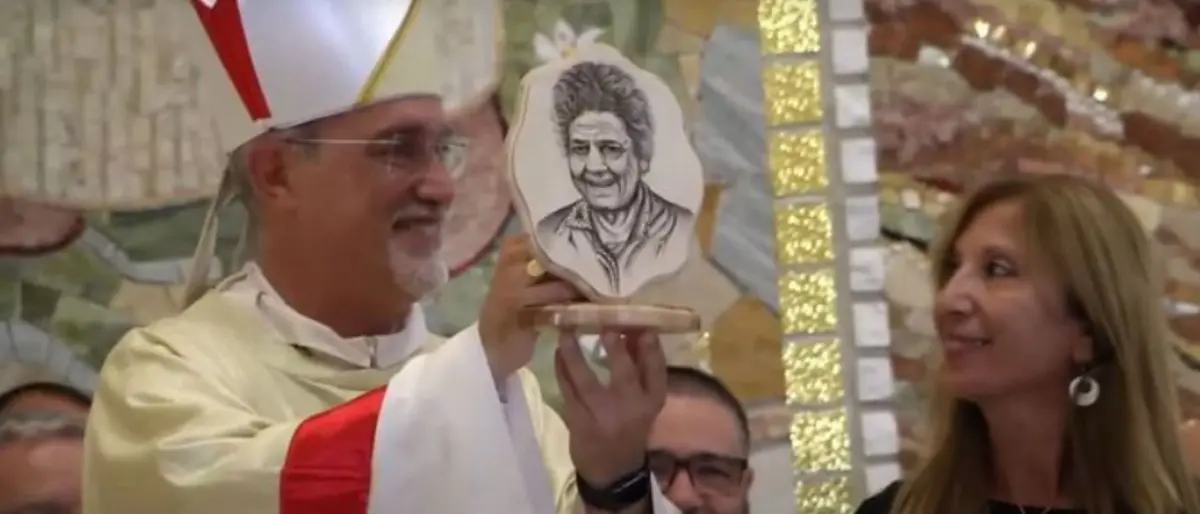 I detenuti del carcere di Catanzaro donano al vescovo Nostro un’opera raffigurante Natuzza