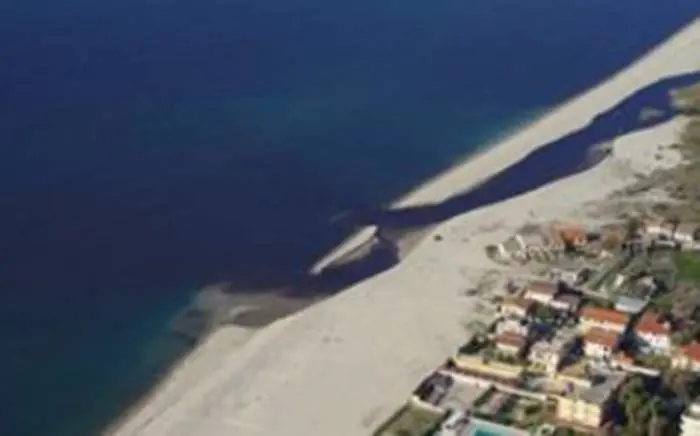 Sversavano scarti dell’oleificio nel fiume Mesima, denunciati (VIDEO)