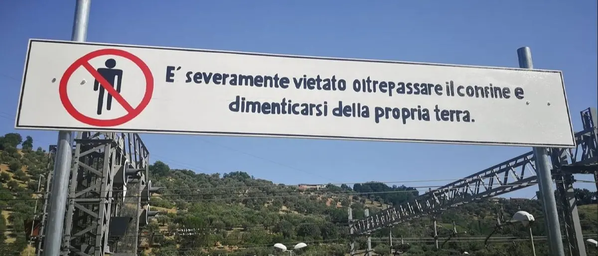 Il cartello dell’artista Pedullà a Mileto: “Vietato dimenticarsi della propria terra”