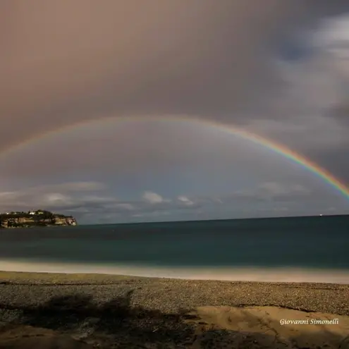 Un raro arcobaleno notturno ha incorniciato Tropea durante la superluna