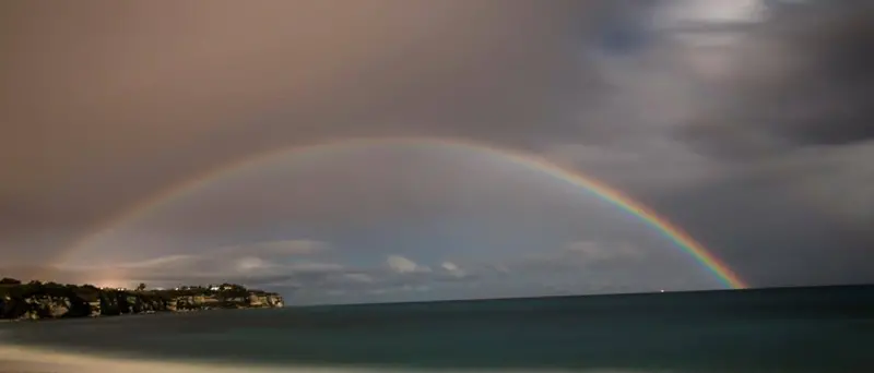 Un raro arcobaleno notturno ha incorniciato Tropea durante la superluna