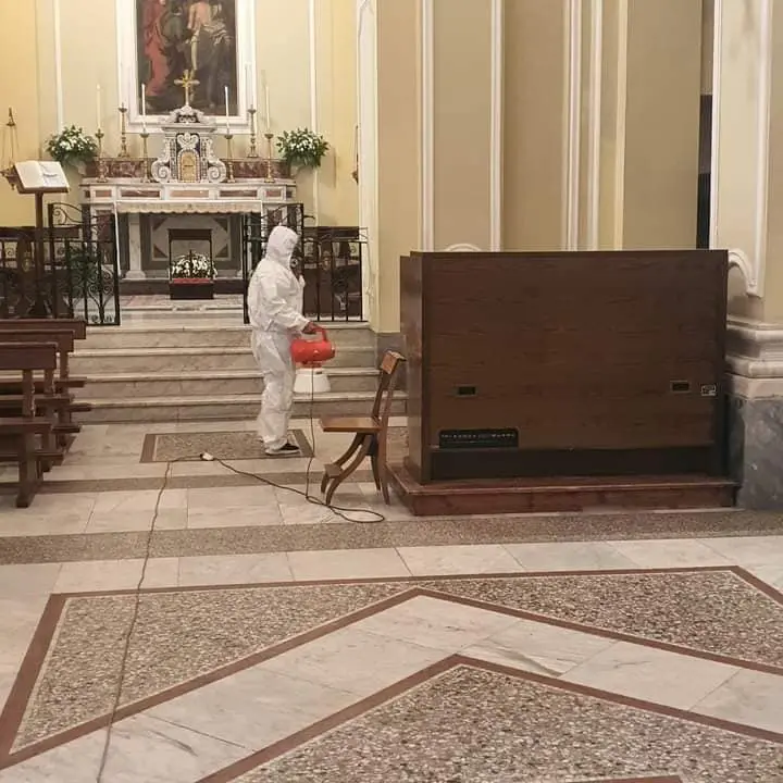 Nicotera, sanificata la cattedrale dopo l'aumento dei positivi al coronavirus