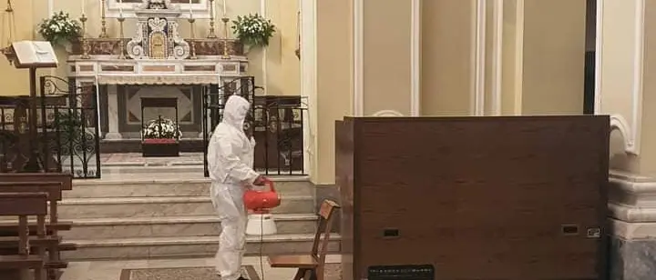 Nicotera, sanificata la cattedrale dopo l'aumento dei positivi al coronavirus