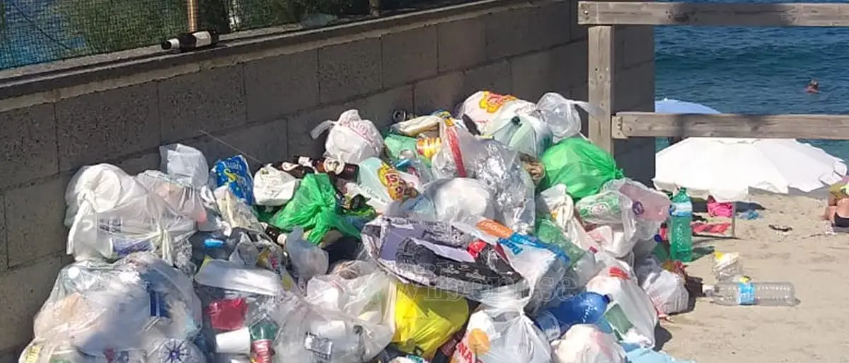 Capo Vaticano: cumuli di rifiuti non raccolti da giorni danno il benvenuto alla spiaggia del Tono