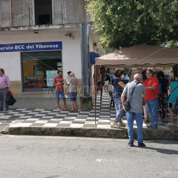 Mobilitazione a Dasà per dire no alla chiusura della filiale della banca - Video