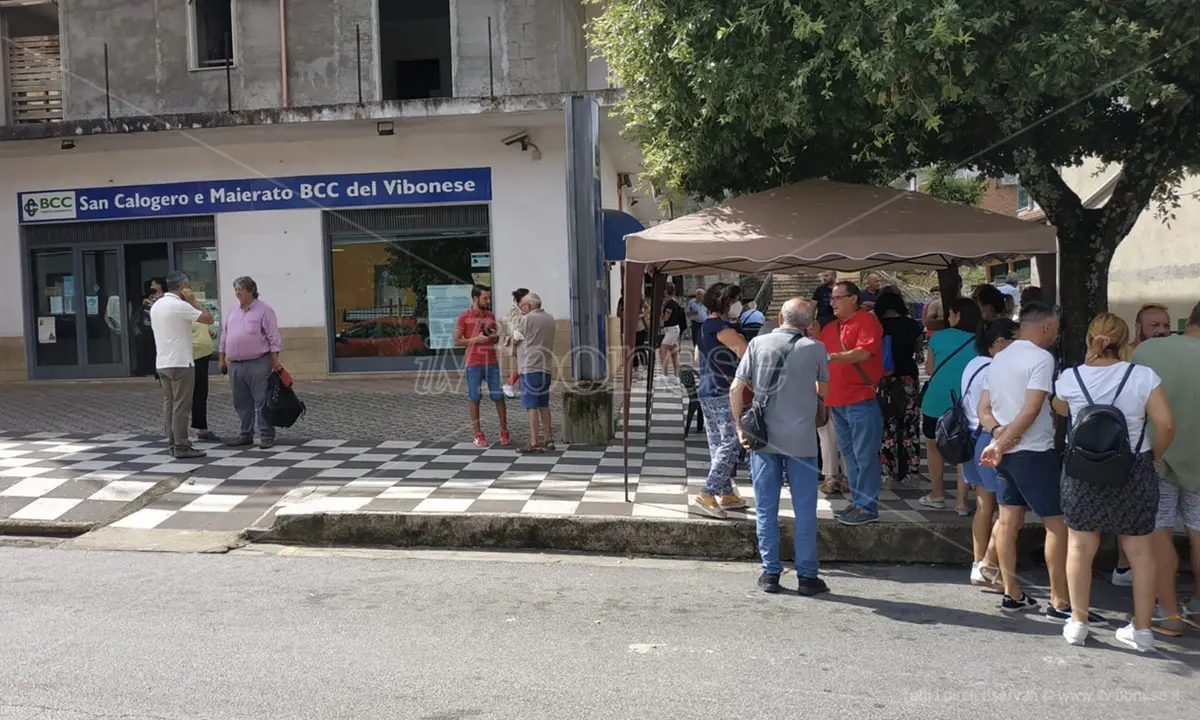 Mobilitazione a Dasà per dire no alla chiusura della filiale della banca - Video