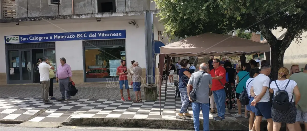 Mobilitazione a Dasà per dire no alla chiusura della filiale della banca - Video