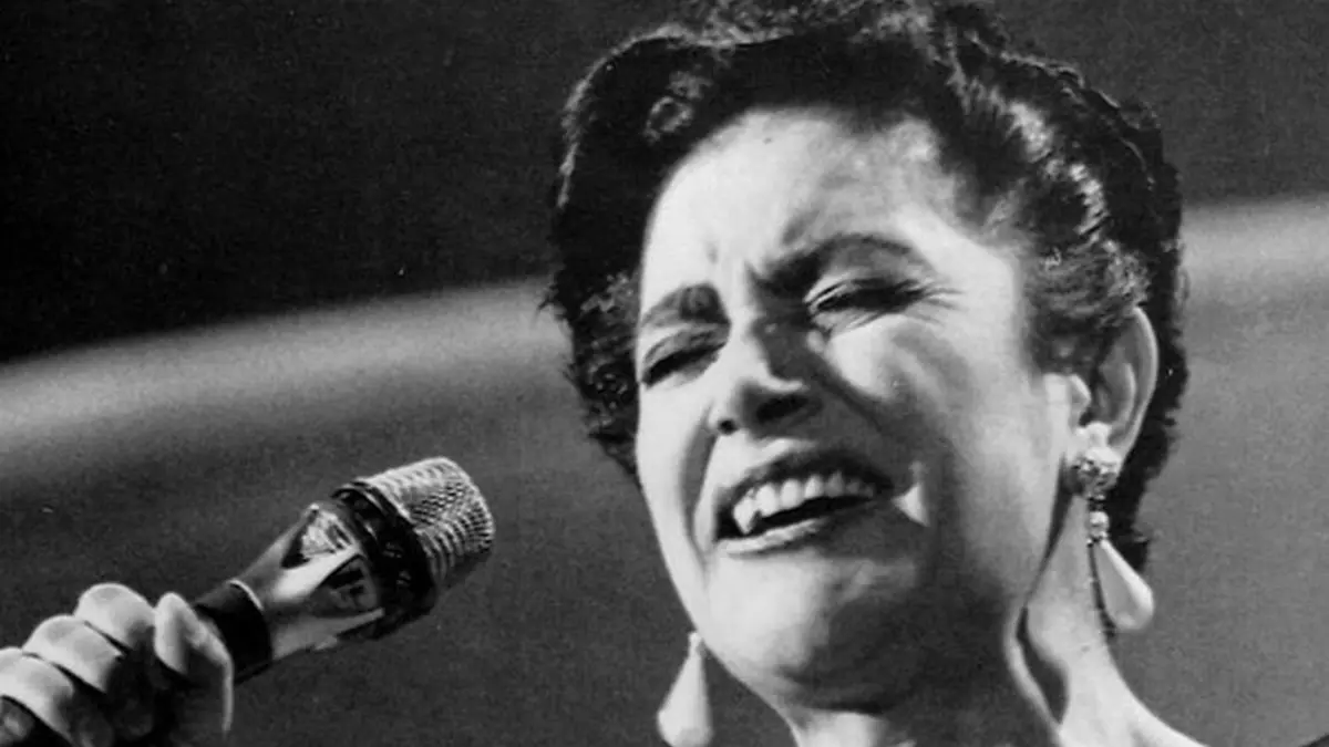 20050508 - ROMA - SPE : MUSICA: MIA MARTINI, RICORDO IN TV A 10 ANNI DALLA MORTE La cantante Mia Martini in un\\'immagine d\\'archivio. Raidue e Retequattro: a dieci anni dalla morte sono le due reti generaliste della tv che ricorderanno Mia Martini, ritrovata senza vita nel suo letto il 14 maggio 1995 (ma i medici stabilirono che era morta due giorni prima) a 47 anni. E\\' Raidue a confezionare un approfondimento giornalistico: per ricordare Mimi\\', Rai Educational presenta per la serie \\'La storia siamo noi\\', \\'Mia Martini: storia di una voce\\' di Caterina Stagno e Silvia Tortora in onda domani alle 22.50. Giovanni Minoli ricostruira\\' la vita e la carriera della cantante nata a Bagnara Calabra, attraverso le testimonianze di chi la conobbe e le fu vicino, come quella del padre, intervistato in esclusiva. ARCHIVIO / ANSA / PAL , ANSA