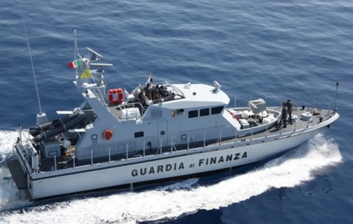 Migranti: Guardia di finanza scorta motoveliero con 100 persone nel porto di Roccella