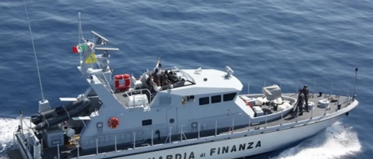 Migranti: Guardia di finanza scorta motoveliero con 100 persone nel porto di Roccella